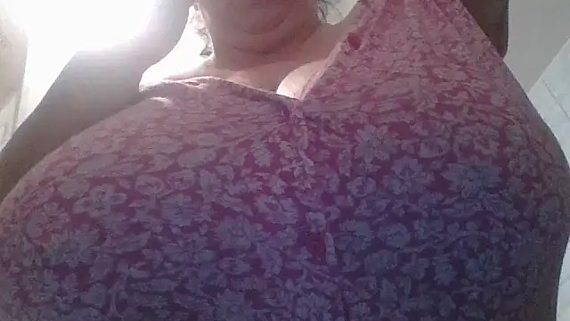 Nataliesbestjuggs online show from September 28, 2025, 2:11 pm