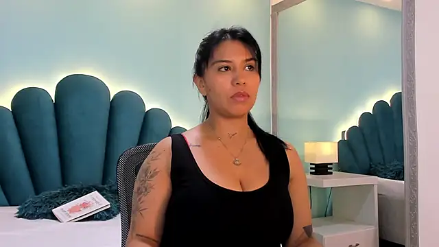 sharlott18 online show from October 20, 2025, 12:49 pm