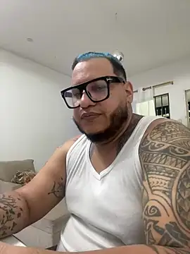 Snapshot of Latino_bigcock chatting on December 19, 2024, 1:18 am Latino bigcock online show from December 19, 2024, 1:18 am