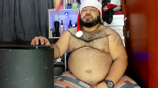 Snapshot of Latino_bigcock chatting on December 29, 2024, 2:17 am Latino bigcock online show from December 29, 2024, 2:17 am