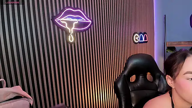 emily roberts1 online show from December 4, 2025, 4:44 am