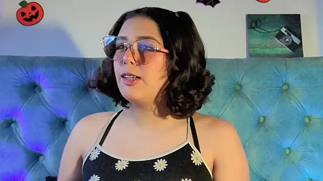 Paola Lyon  online show from November 12, 2025, 6:08 pm