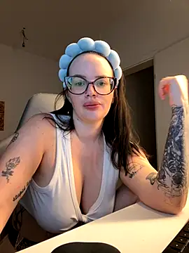 Mona-Peaches online show from September 26, 2025, 7:45 am