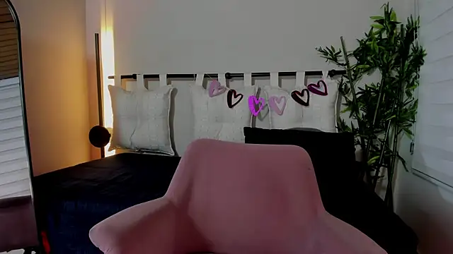 pamela anderson  online show from February 18, 2025, 4:04 am