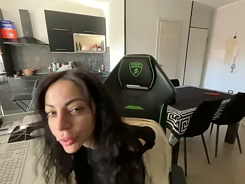 Chloe Ricci online show from November 11, 2025, 9:42 am