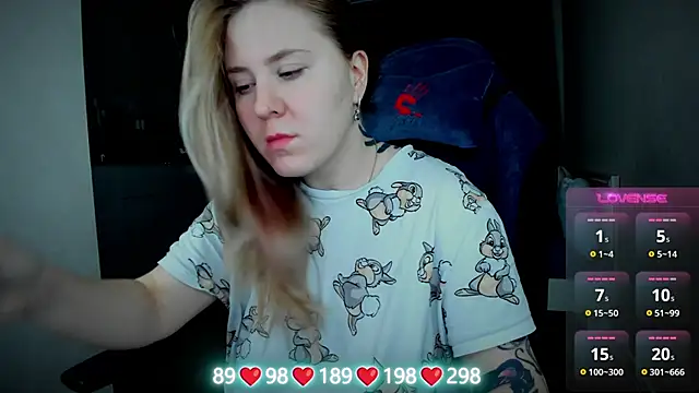 Olivia Munk online show from October 26, 2025, 3:23 am