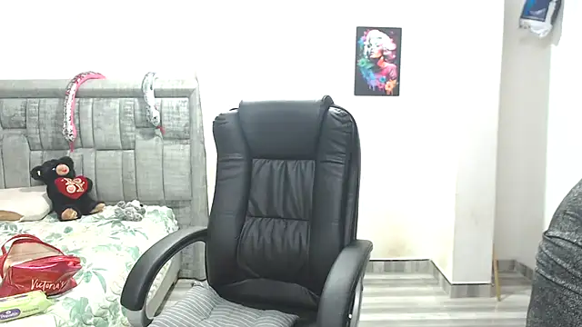 LAURA CRAIZY online show from January 7, 2026, 2:58 am