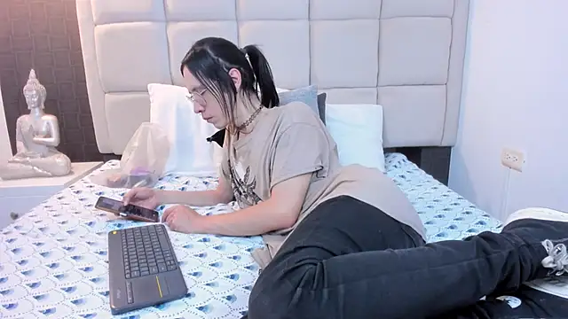 Hecatee 77 online show from March 3, 2025, 7:39 pm