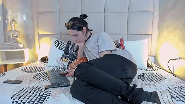 Hecatee 77 online show from December 19, 2025, 6:48 pm