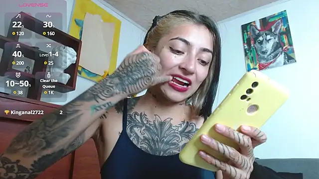 ZoeBakers  online show from February 4, 2025, 5:01 pm