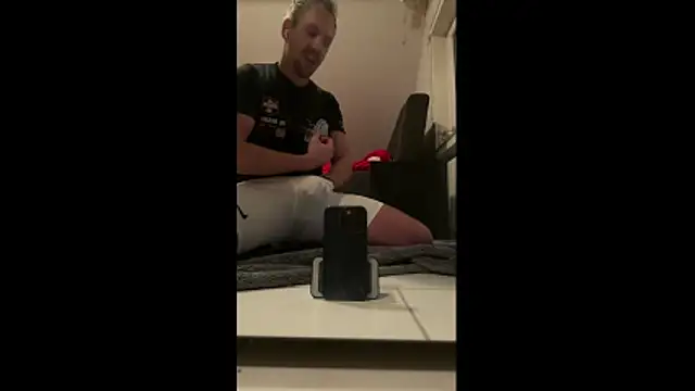 Snapshot of LeviXtreme chatting on November 6, 2025, 10:32 pm LeviXtreme online show from November 6, 2025, 10:32 pm