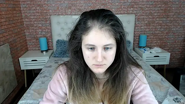 Holliy Cooper online show from October 19, 2025, 7:53 am