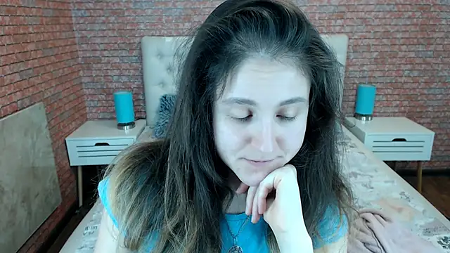 Holliy Cooper online show from November 10, 2025, 8:24 am