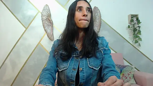 RoxanaCyrano  online show from October 13, 2025, 7:47 pm