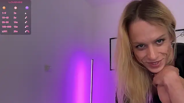 Snapshot of julia-01 chatting on November 15, 2025, 10:15 pm julia-01 online show from November 15, 2025, 10:15 pm