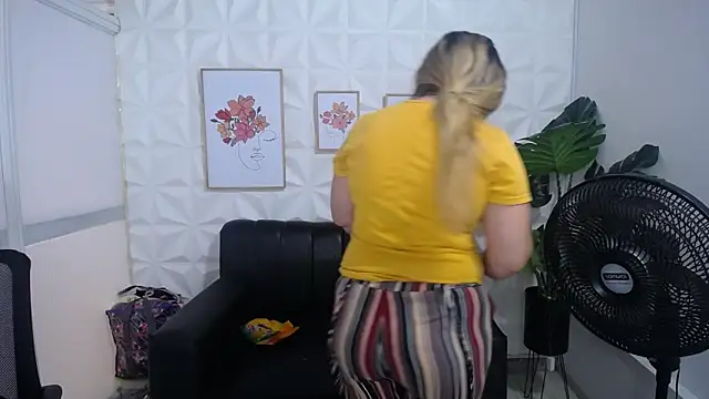 Valentinaa mature online show from March 4, 2025, 8:05 pm