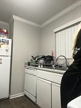 creamdreammmm online show from November 12, 2025, 2:56 am