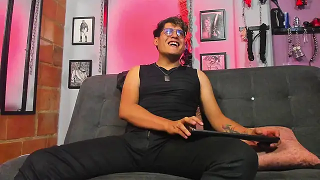 dom2travelersss online show from March 16, 2025, 9:16 pm