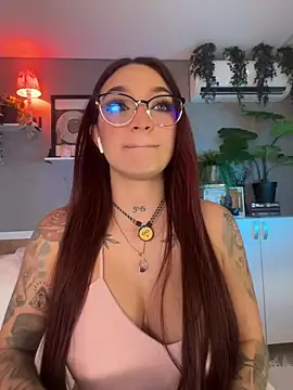 Snapshot of DaniDusan_ chatting on November 23, 2025, 6:52 pm DaniDusan online show from November 23, 2025, 6:52 pm