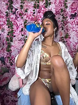 mismialove online show from October 30, 2025, 7:21 am