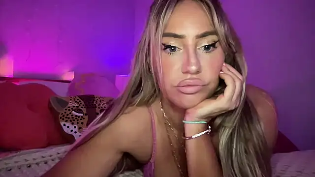 Snapshot of Fitnessbabe69 chatting on December 21, 2024, 8:39 am Fitnessbabe69 online show from December 21, 2024, 8:39 am